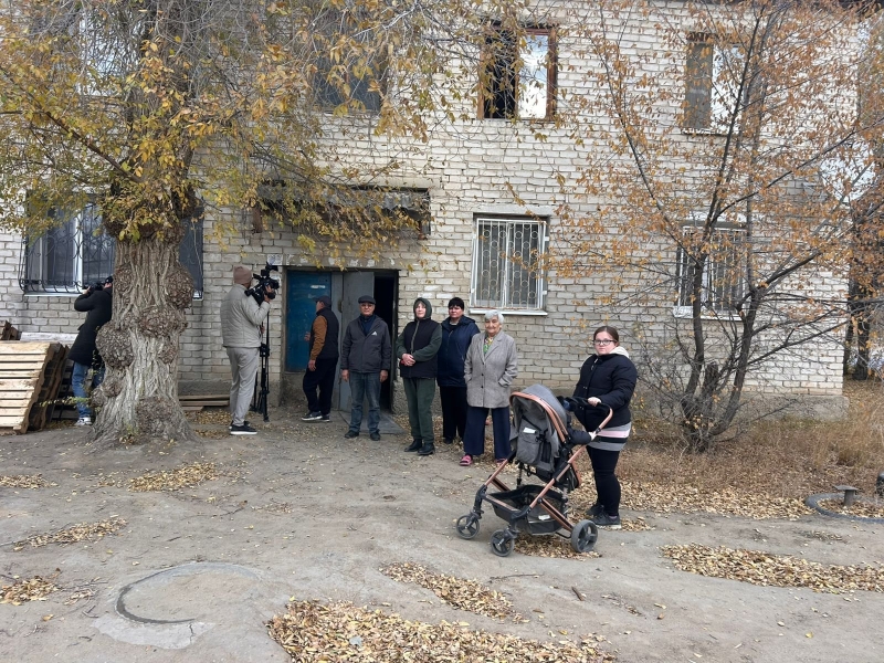В актюбинском доме «для элиты» течёт крыша. Акимат помогать не собирается