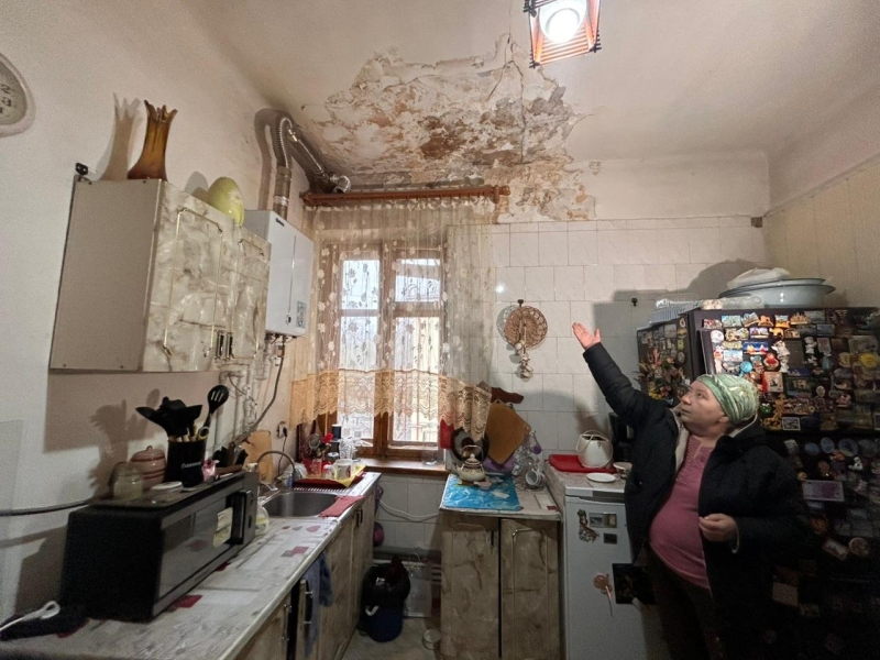 В актюбинском доме «для элиты» течёт крыша. Акимат помогать не собирается