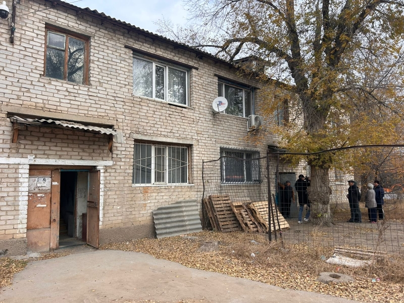 В актюбинском доме «для элиты» течёт крыша. Акимат помогать не собирается