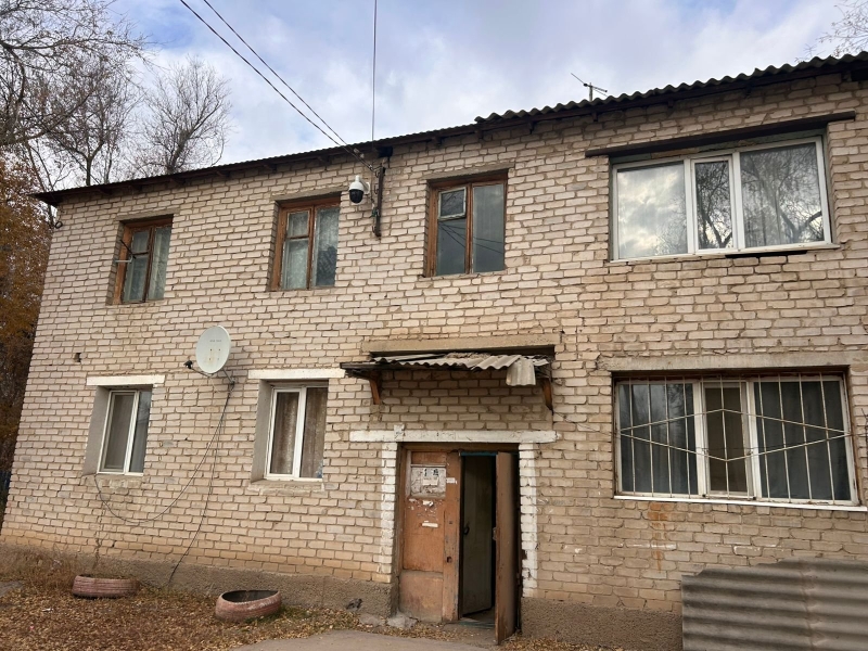 В актюбинском доме «для элиты» течёт крыша. Акимат помогать не собирается