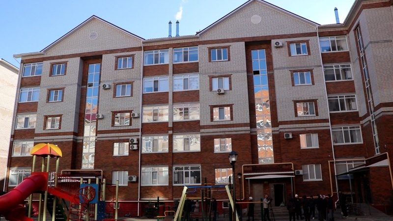 В Актобе новый дом покрылся трещинами, люди боятся, что он рухнет