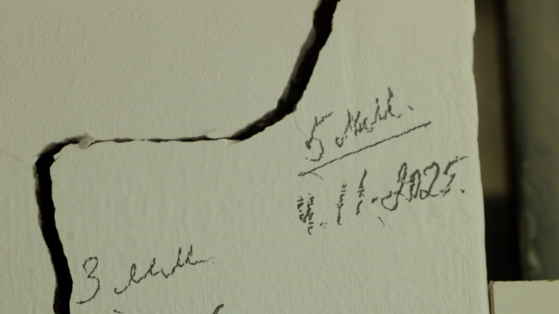 В Актобе новый дом покрылся трещинами, люди боятся, что он рухнет