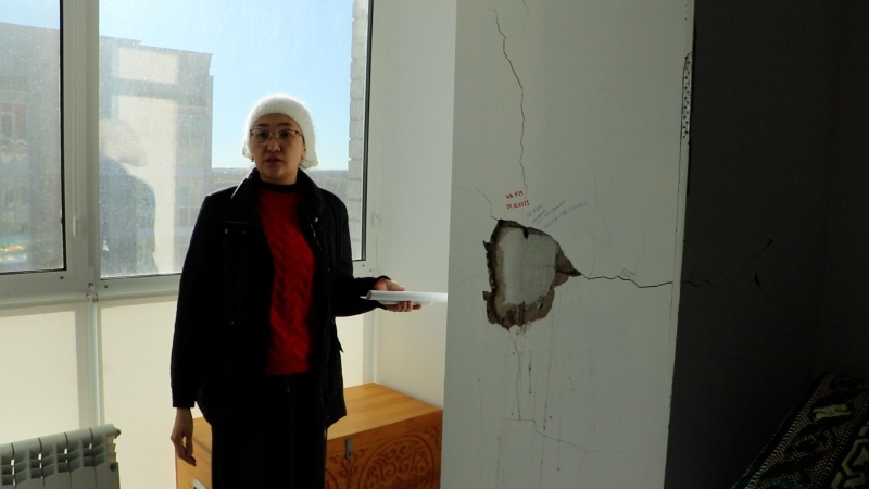 В Актобе новый дом покрылся трещинами, люди боятся, что он рухнет