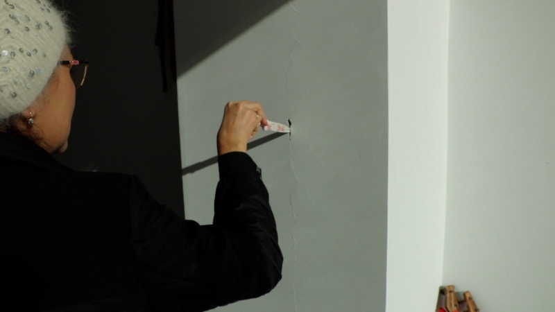 В Актобе новый дом покрылся трещинами, люди боятся, что он рухнет