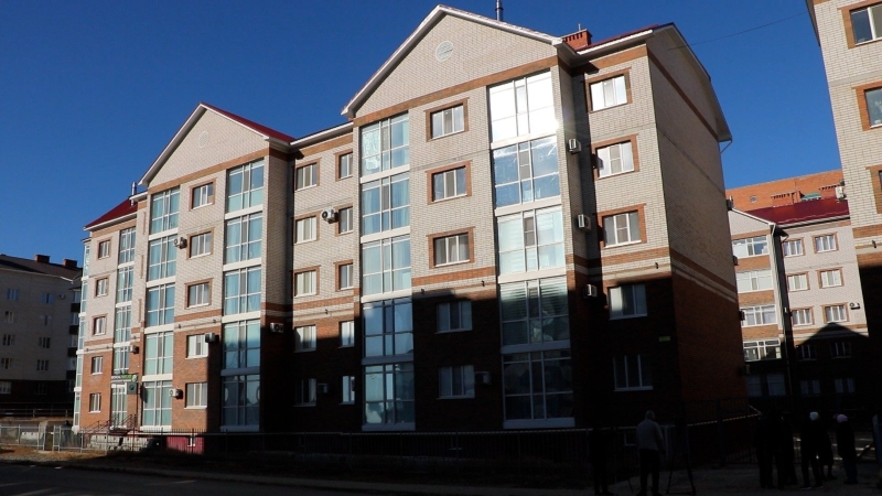 В Актобе новый дом покрылся трещинами, люди боятся, что он рухнет