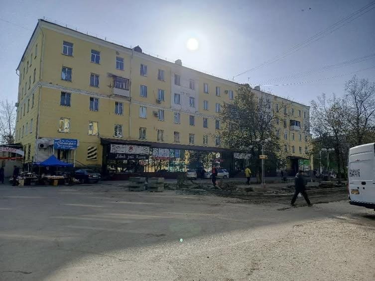 В Усть-Каменогорске продали аллею. Деревья спилили, место — под магазин