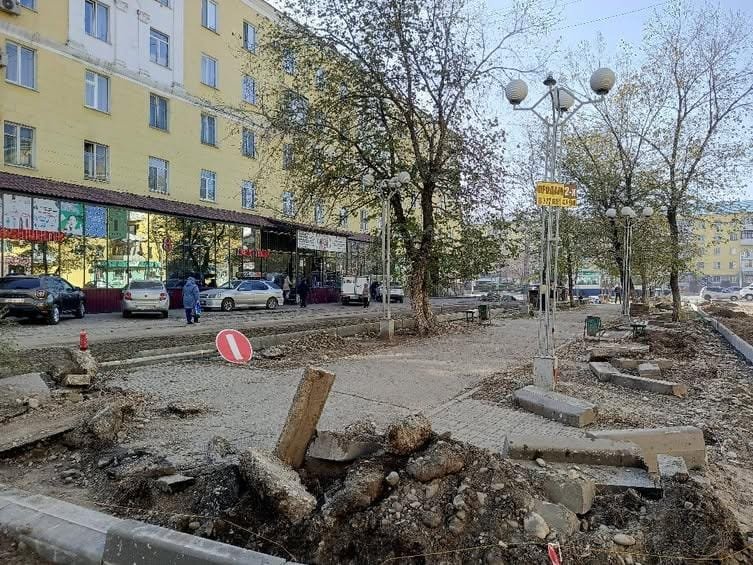 В Усть-Каменогорске продали аллею. Деревья спилили, место — под магазин