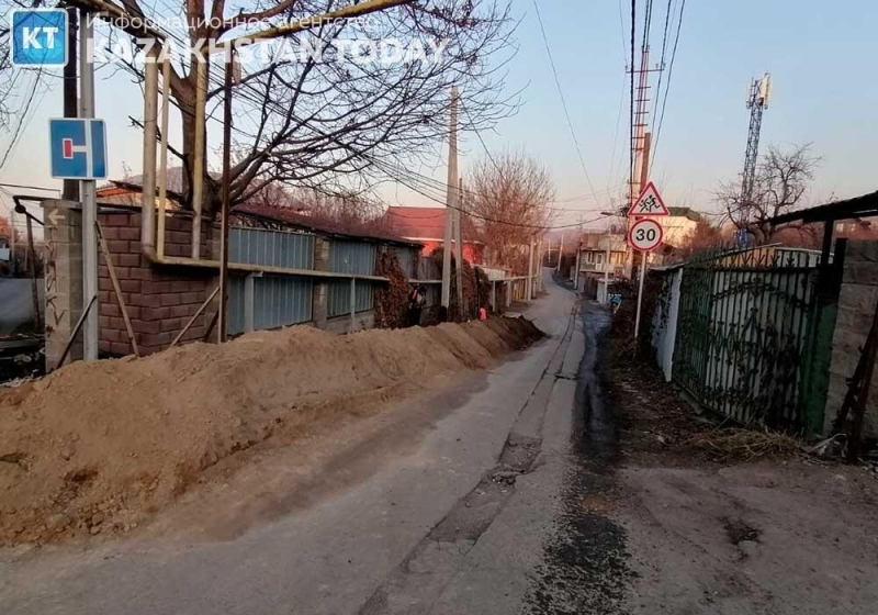 Жители микрорайона Нур Алатау требуют остановить строительство ЖК и прокладку канализации в экологической зоне  