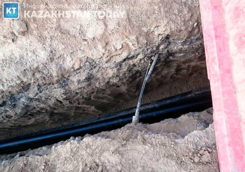 Жители микрорайона Нур Алатау требуют остановить строительство ЖК и прокладку канализации в экологической зоне  