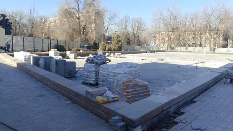 Фонтан возле алматинского ТЮЗа за полтора миллиарда. Почему его хотя бы не достроили?