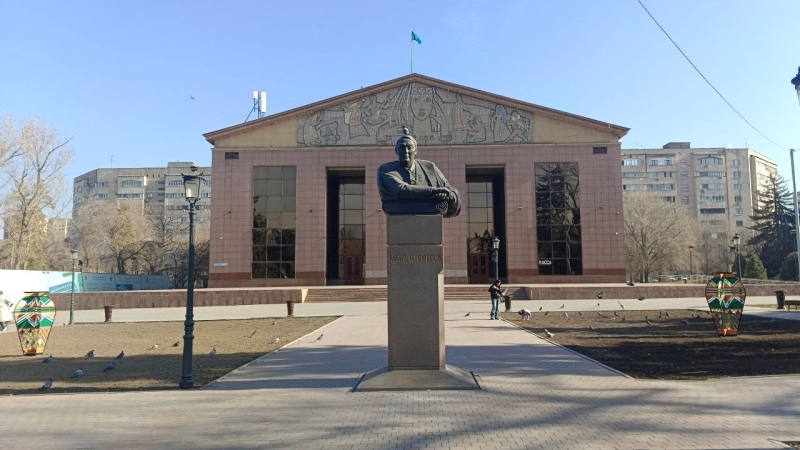 Фонтан возле алматинского ТЮЗа за полтора миллиарда. Почему его хотя бы не достроили?