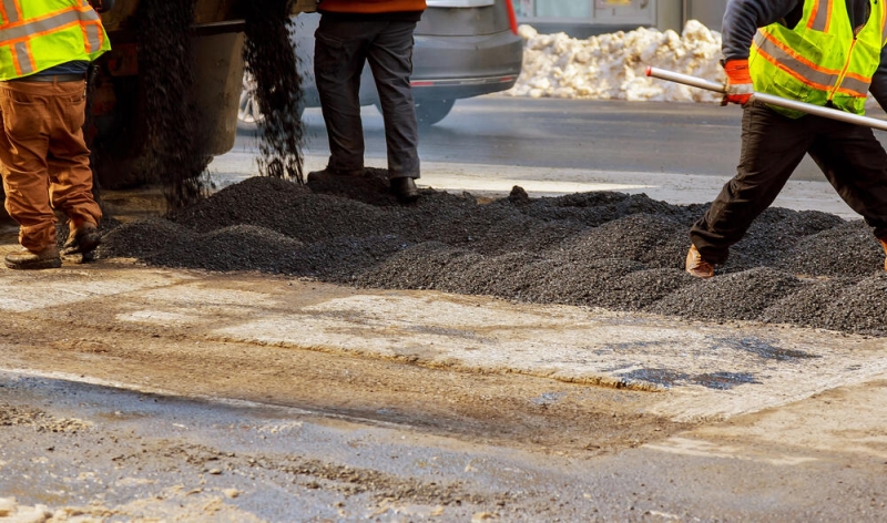 Кладут асфальт прямо на землю: в акимате Алматы отреагировали на жалобы жителей микрорайона Нур Алатау Эксклюзив КТ