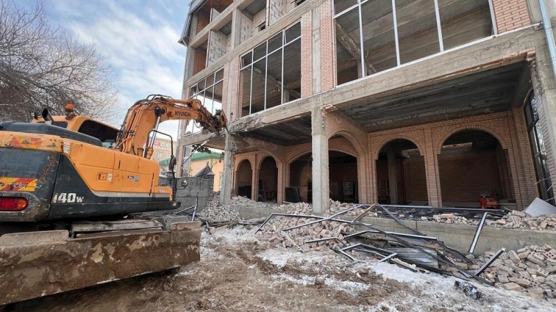 Незаконное четырехэтажное здание сносят в Алматы