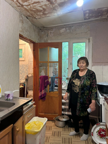 &laquo;Кирпичи падают нам на головы&raquo;: жители аварийных домов Актобе требуют переселения