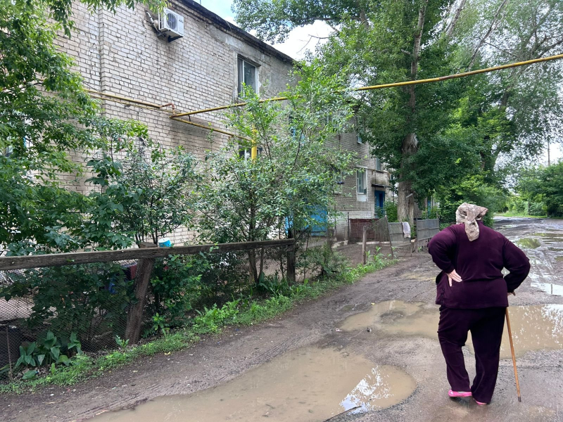 &laquo;Кирпичи падают нам на головы&raquo;: жители аварийных домов Актобе требуют переселения
