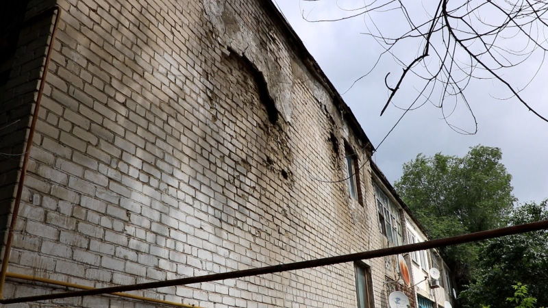 &laquo;Кирпичи падают нам на головы&raquo;: жители аварийных домов Актобе требуют переселения